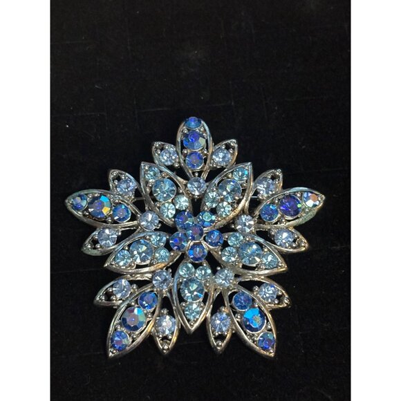 Vintage Rhinestone Snowflake Brooch Pin - Picture 5 of 8